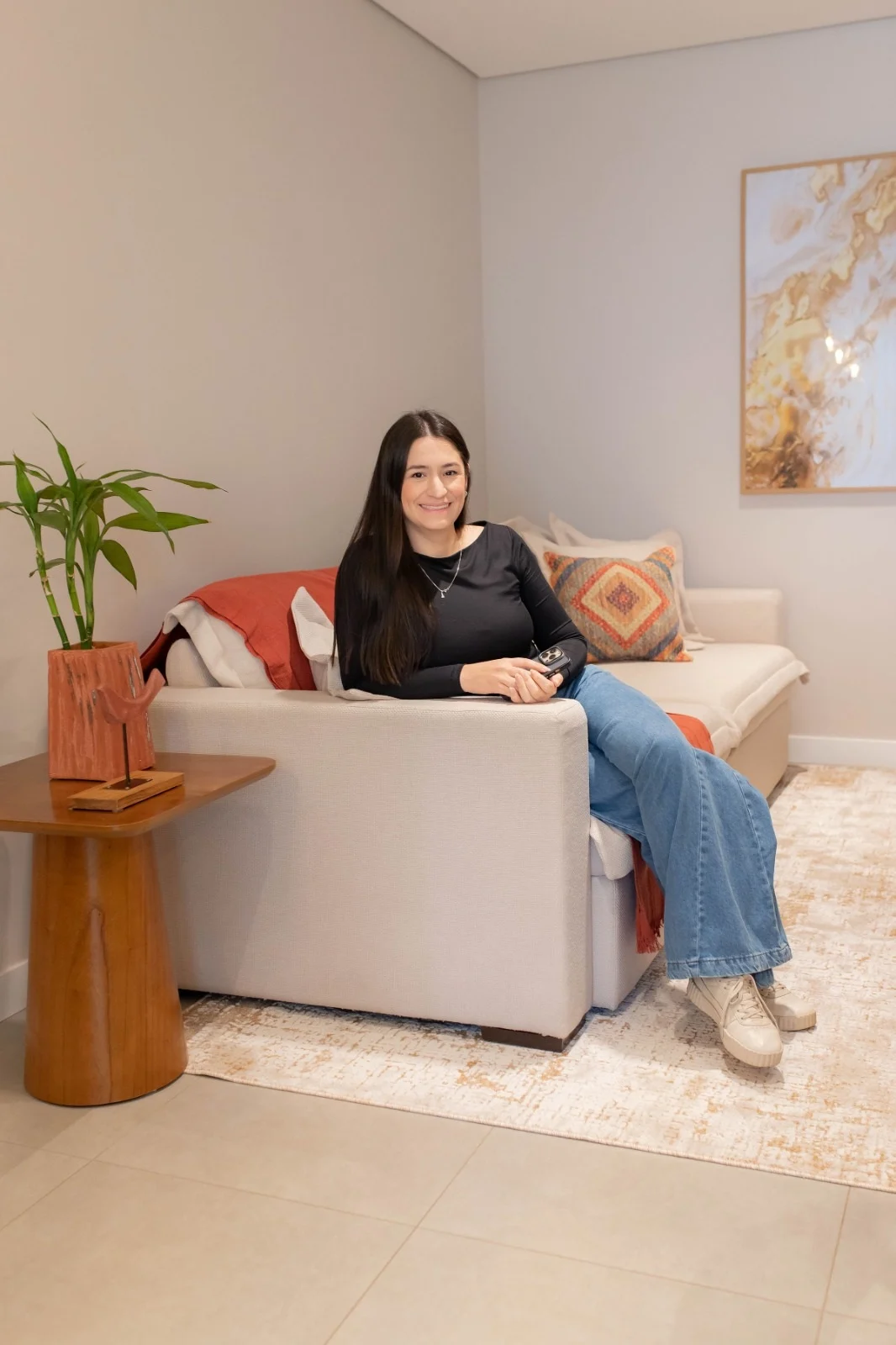 Letícia Sartor em um ambiente de interiores acolhedor